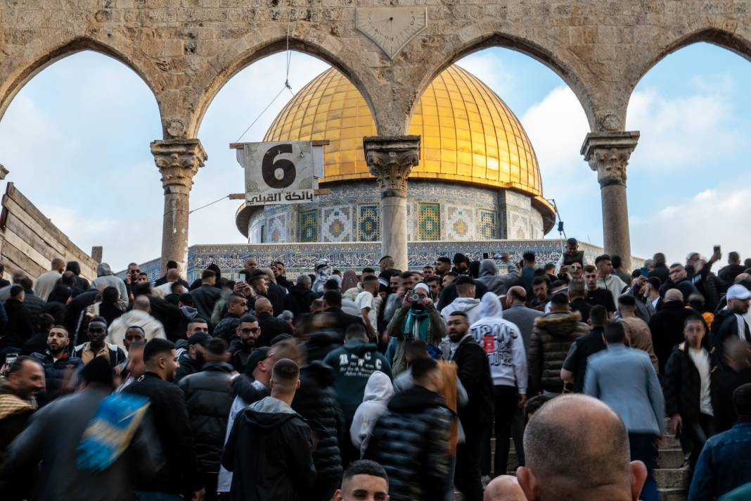 İsrail’in kısıtlamalarına rağmen akın ettiler: 120 Bin Filistinli Mescid-i Aksa’da saf tuttu - Resim: 15